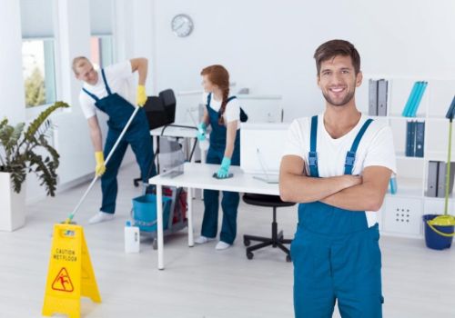 عمال تنظيف منازل بالثقبة